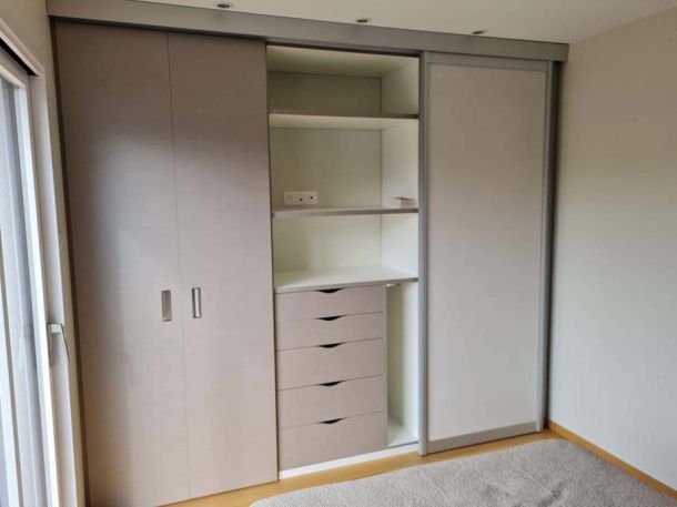 placard-sur-mesure-avec-portes-coulissantes-et-tiroirs-integres