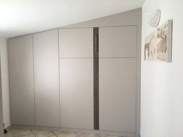 placard-sur-mesure-avec-pente-de-toit-integree