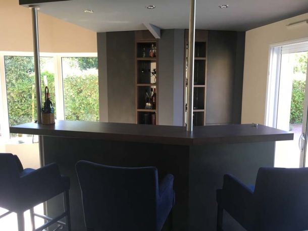 espace-bar-moderne-avec-etageres-integrees