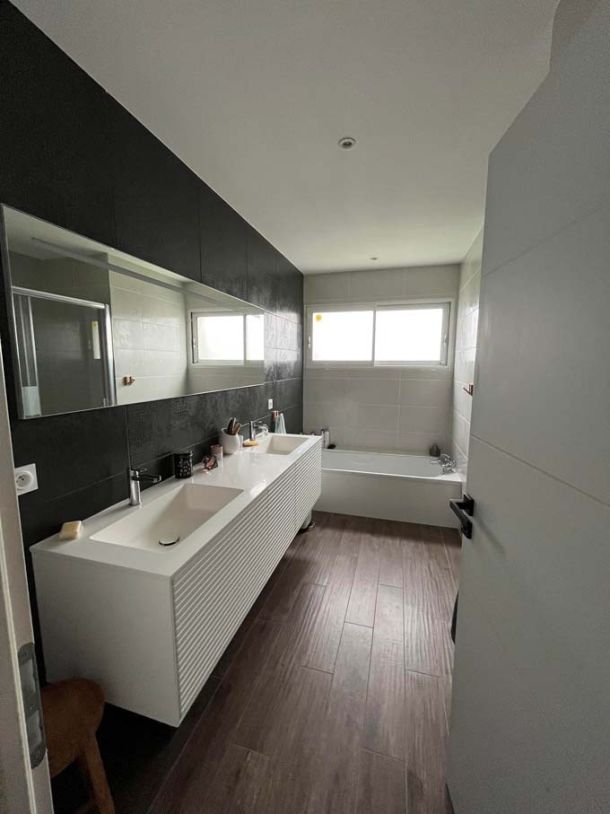 design-salle-de-bain-avec-meuble-blanc
