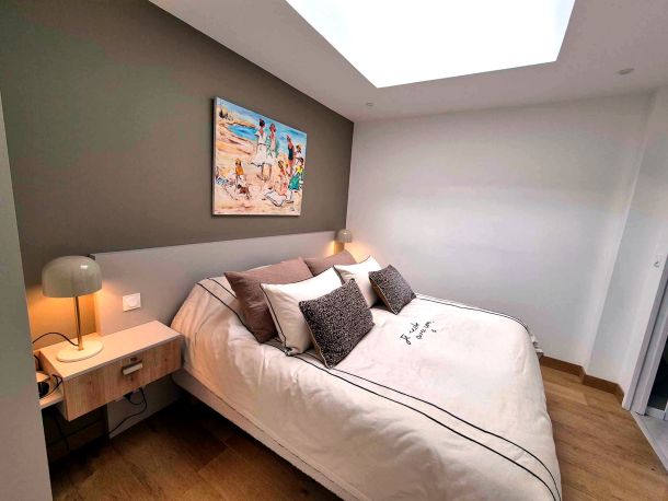 aménagement de séjour avec une bibliothèque, une séparation de pièces, un bureau