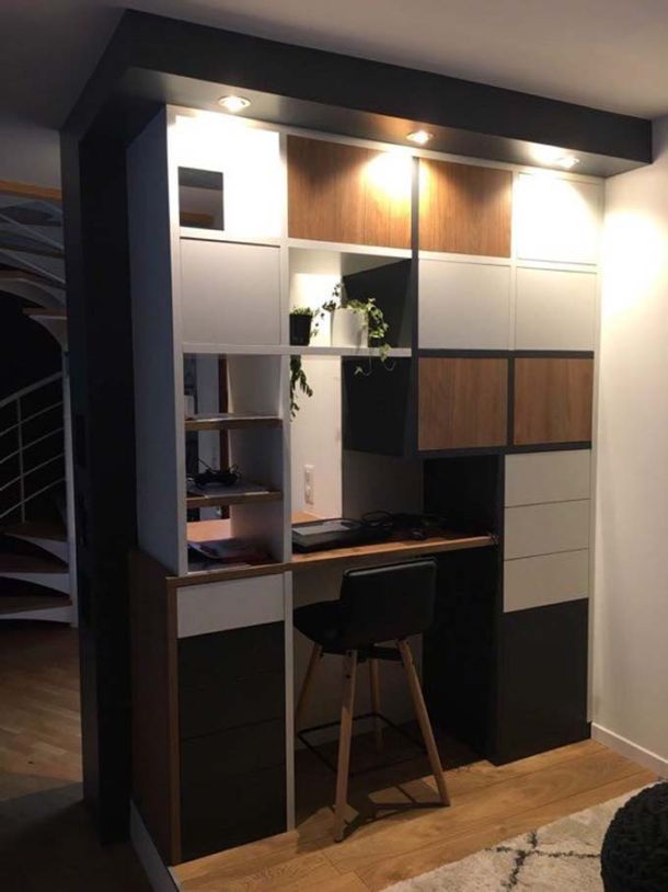 bureau-moderne-sur-mesure-avec-etageres-et-tiroirs-integres
