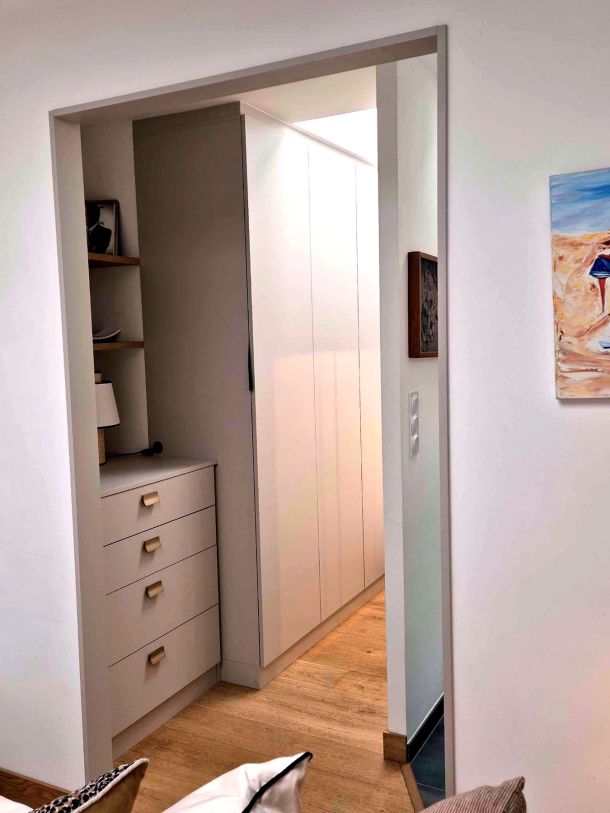 aménagement de séjour avec une bibliothèque, une séparation de pièces, un bureau