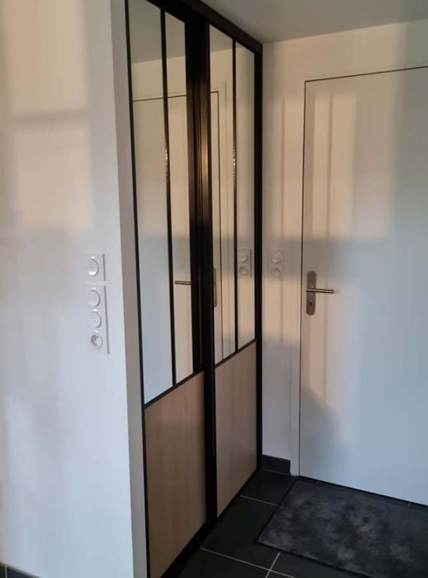 placard-coulissant-moderne-miroir-noir