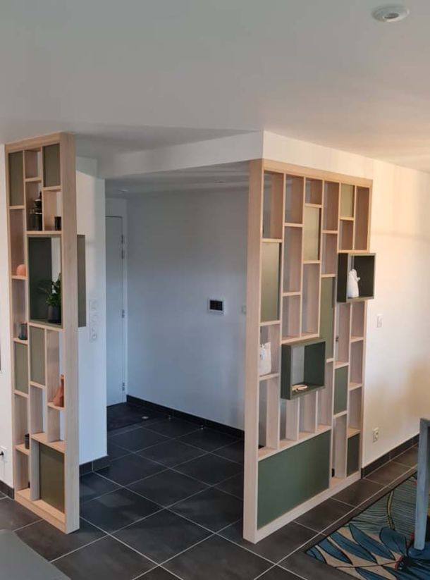 cloison-bois-design-avec-niches-integrees