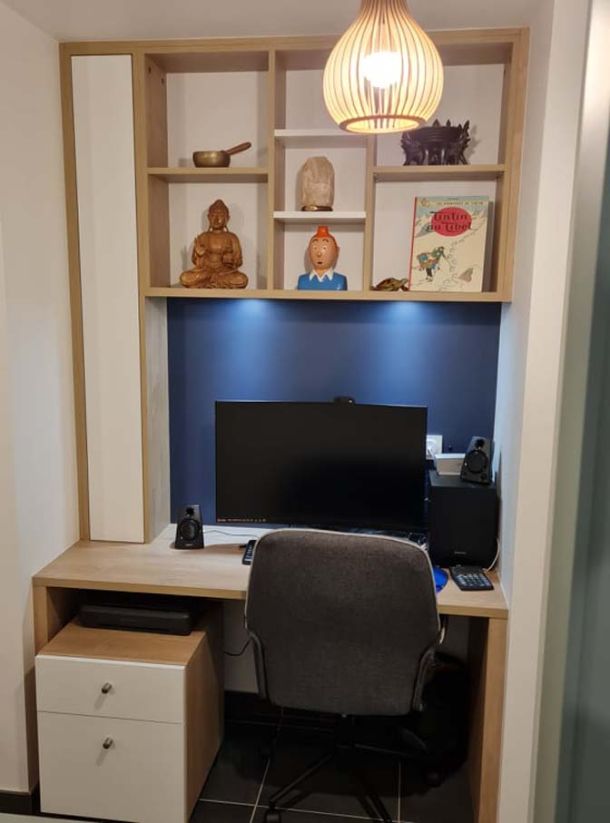 bureau-integre-avec-rangements-et-etageres