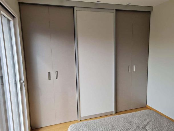 dressing-sur-mesure-avec-portes-coulissantes-contemporaines