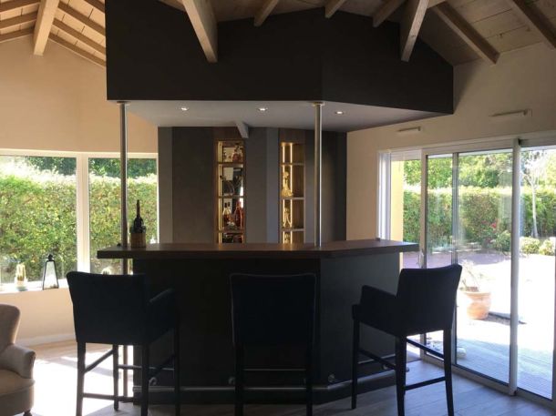 bar-sur-mesure-avec-comptoir-et-toit-en-bois