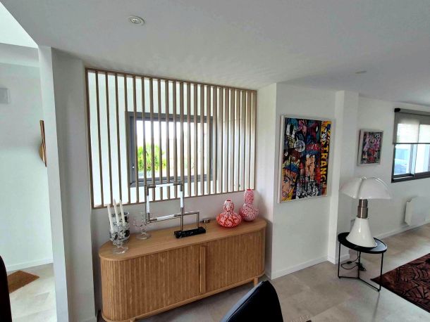 aménagement de séjour avec une bibliothèque, une séparation de pièces, un bureau