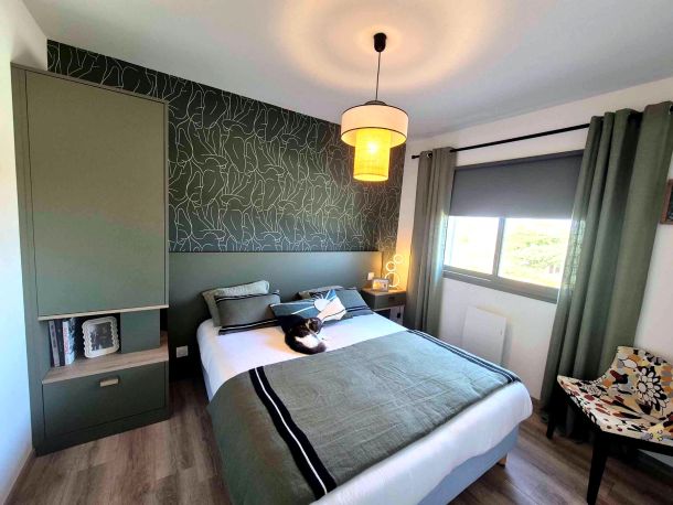 aménagement de séjour avec une bibliothèque, une séparation de pièces, un bureau