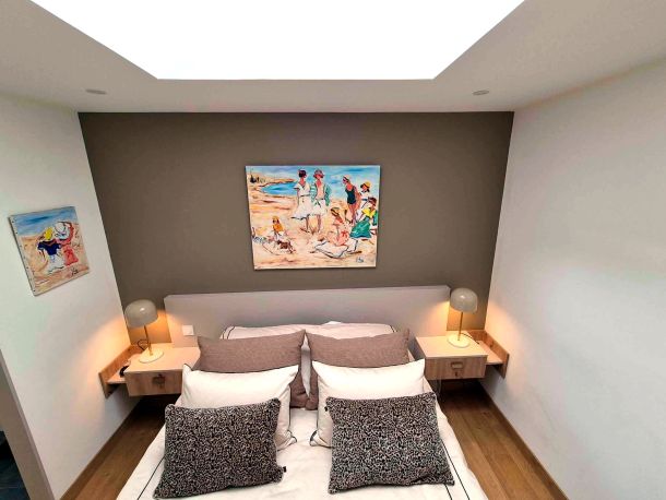 aménagement de séjour avec une bibliothèque, une séparation de pièces, un bureau