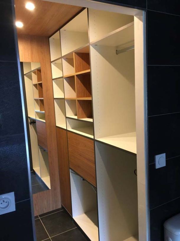 dressing-sur-mesure-avec-rangements-en-bois-et-etageres
