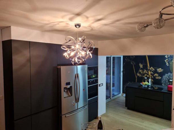 cuisine-contemporaine-noire-avec-refrigerateur-en-inox