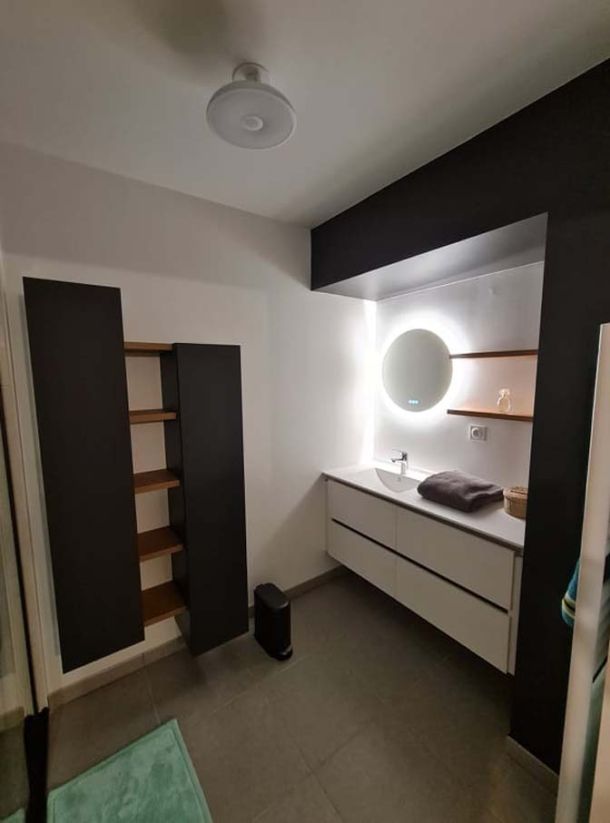 salle-de-bain-minimaliste-noir-et-blanc-avec-eclairage-led