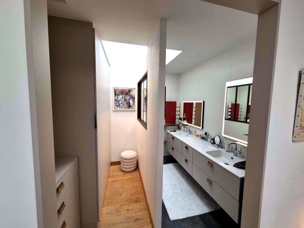 aménagement de séjour avec une bibliothèque, une séparation de pièces, un bureau