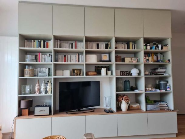 bibliotheque-sur-mesure-avec-rangements-et-television