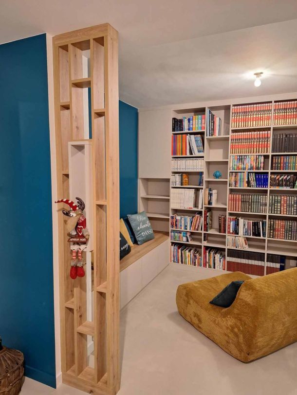 aménagement de séjour avec une bibliothèque, une séparation de pièces, un bureau