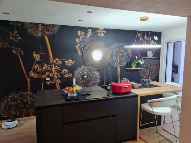 Cuisine-moderne-avec-ilot-noir-et-decor-mural-floral