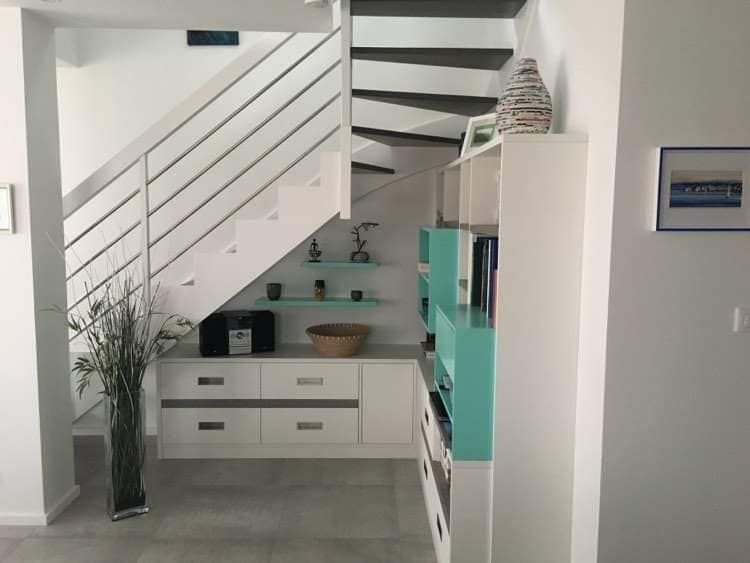 meuble de rangements sur mesure sous escalier