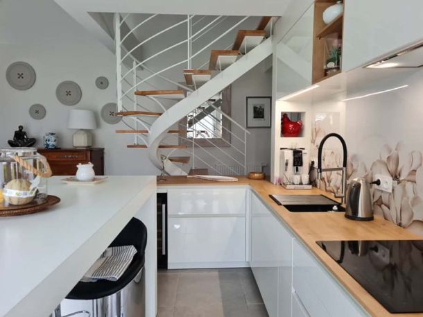 cuisine-moderne-avec-plan-de-travail-en-bois-et-escalier-en-colimacon