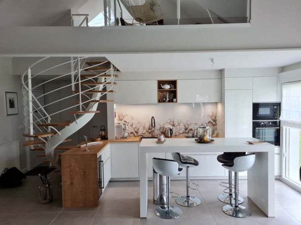 cuisine-design-avec-escalier-central-et-ilot-blanc